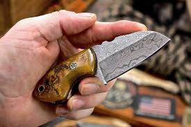 <strong>The Art Of Crafting Raindrop Damascus Knives</strong>